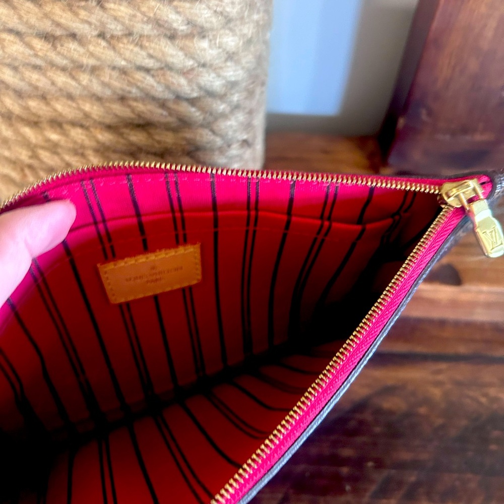 Louis Vuitton Neverfull pouchette
